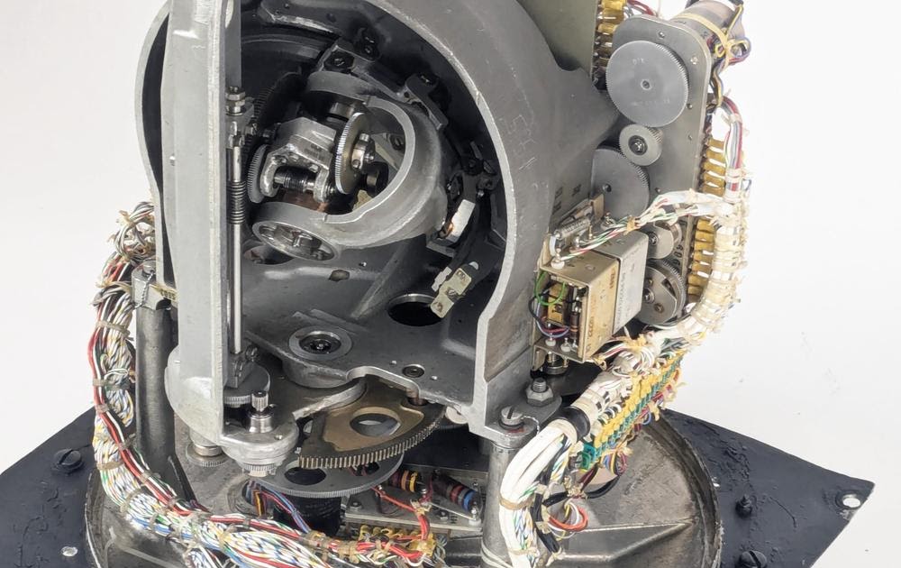 The electromechanical angle computer inside the B-52 bomber's star tracker